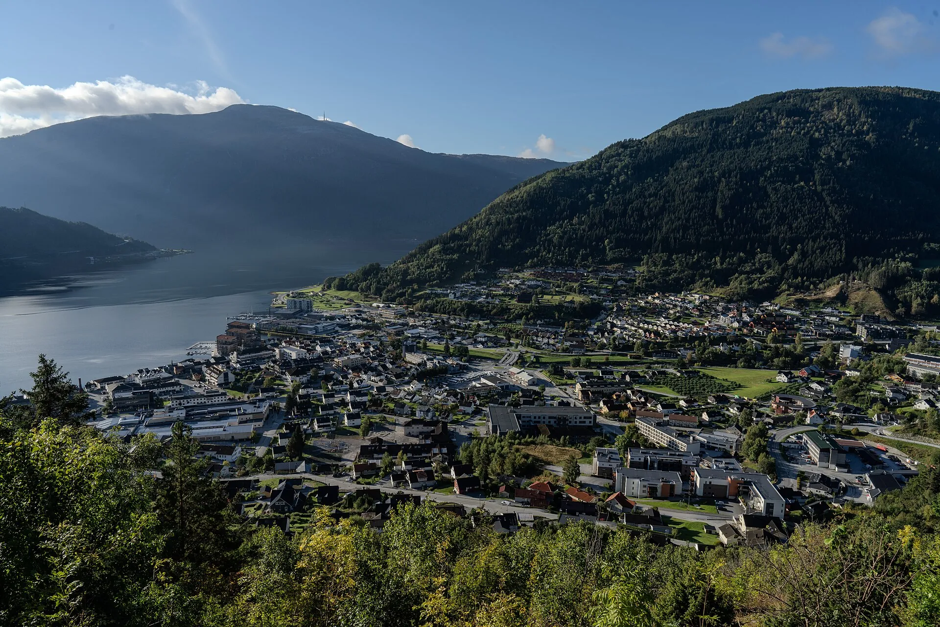 Utsikt over Sogndalsfjøra og fjorden fra Åberge